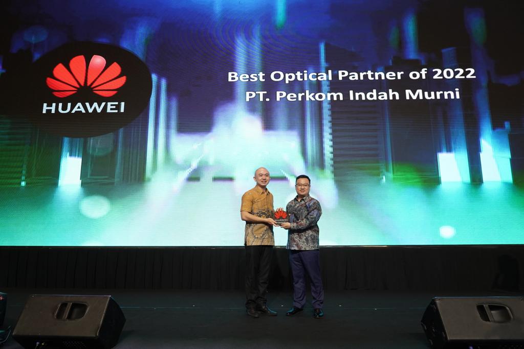Perkom wins the Best Optical Partner of The Year Award from Huawei Indonesia